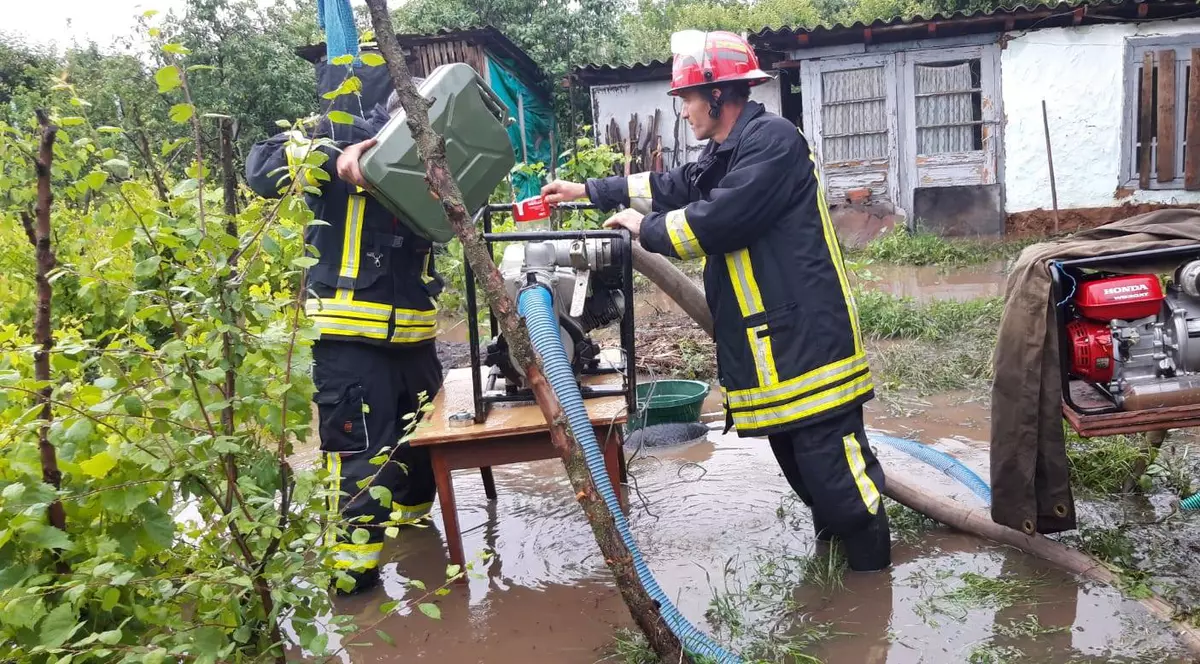 Pagube după ploile torențiale în București și în 10 județe. Zeci de locuințe au fost inundate