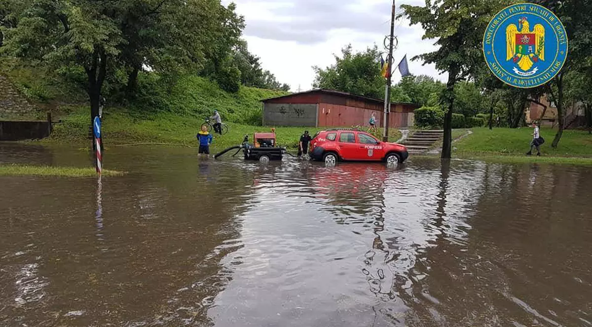 Cod portocaliu de inundaţii pe râuri din Vrancea