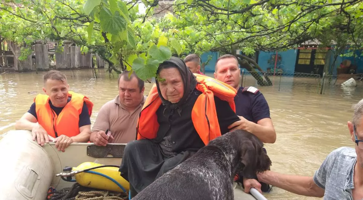 Cod roșu de inundații în Timiș. O bătrână le-a cerut pompierilor să-i salveze și câinele: „A avut grija de mine atâta timp!”