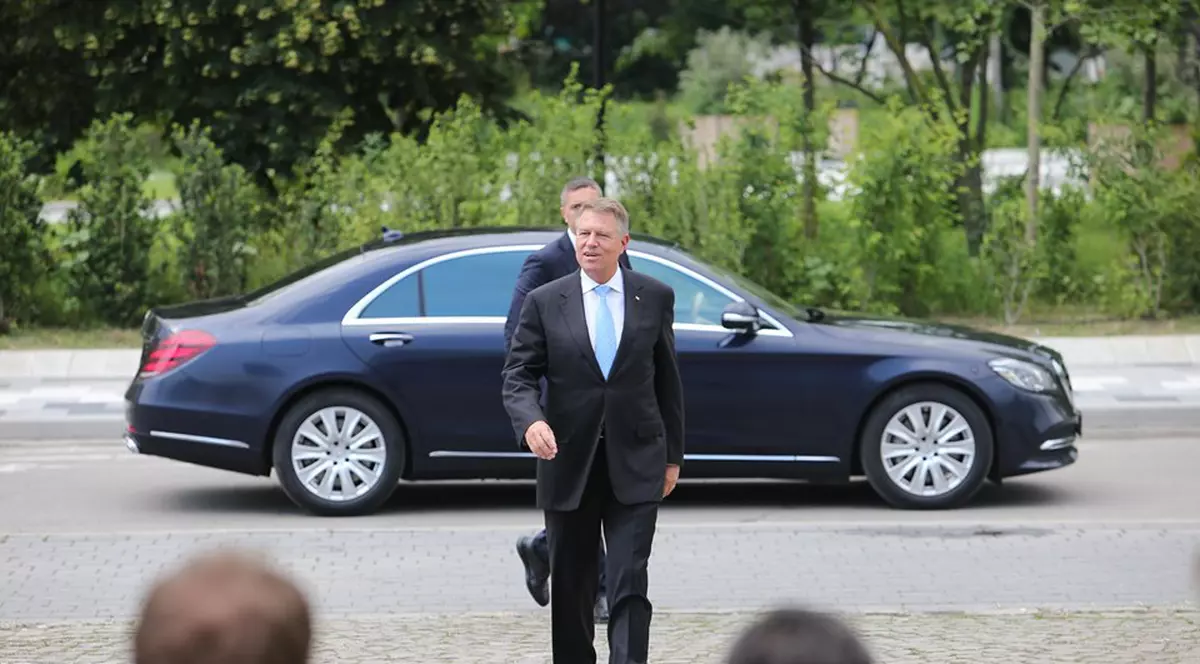 Președintele Klaus Iohannis și-a lansat noua carte la la Alba Iulia | FOTO