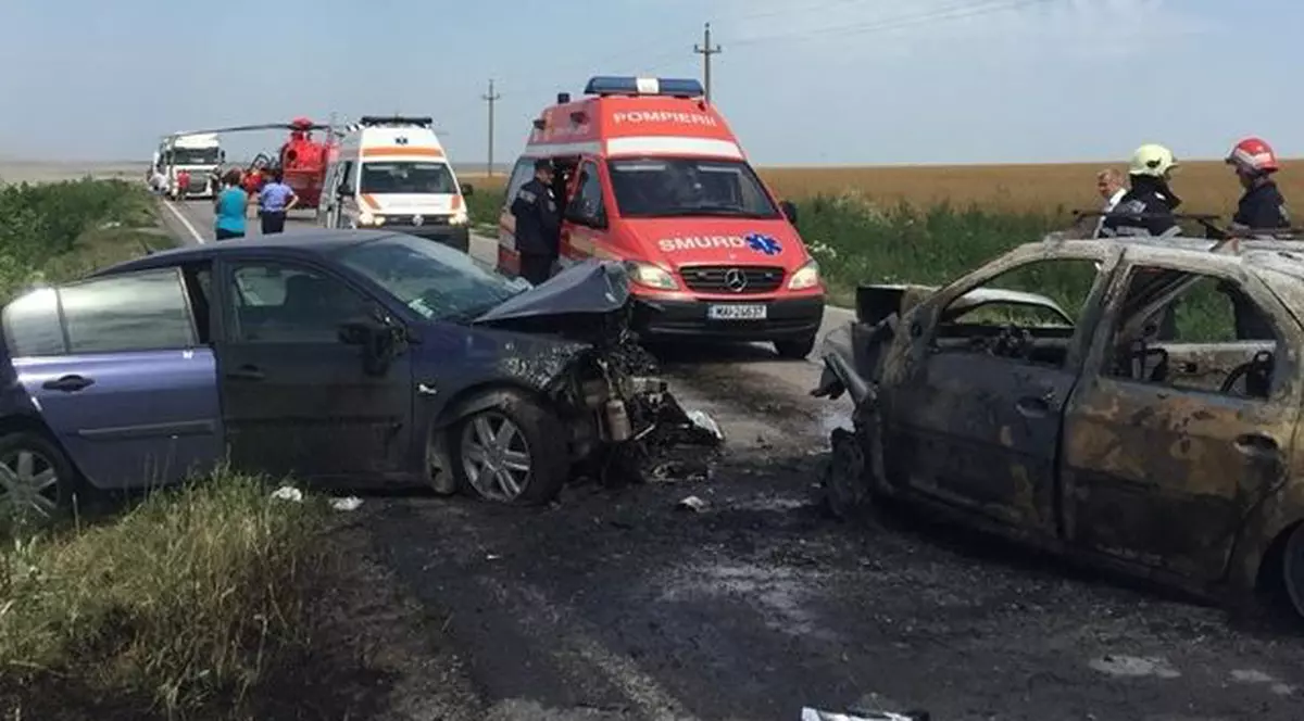 Accident grav pe DN 2A. Trei răniţi, după o coliziune auto frontală. Una dintre maşini a luat foc