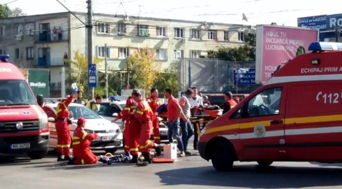Accident pe bulevardul Iuliu Maniu. Două persoane au fost rănite