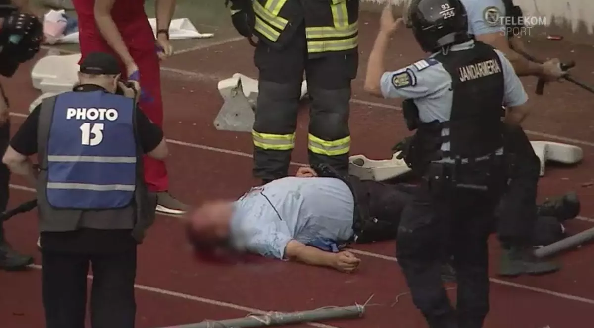 Suporterul clujean care a aruncat cu scaunul în jandarm a fost prins și este cercetat pentru tentativă de omor