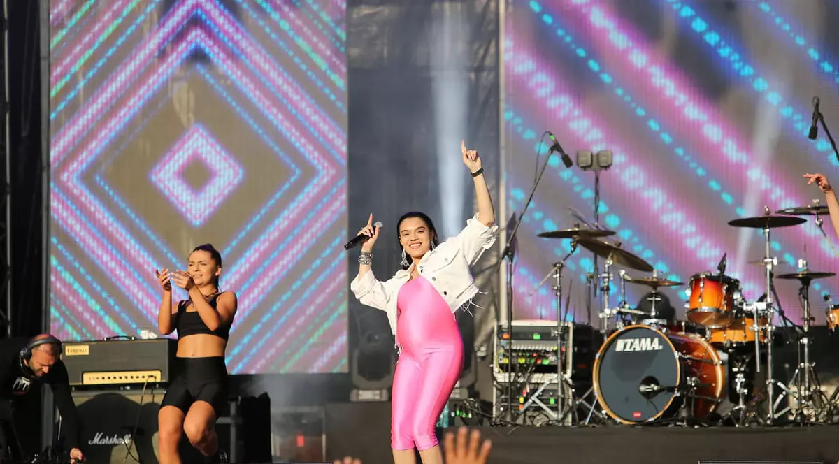 Karmen, fiica lui Adrian Minune, are concerte, deși este însărcinată