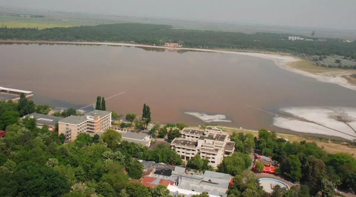 Fenomen ciudat la Lacul Sărat. Apa a devenit portocalie, iar lacul este în pericol