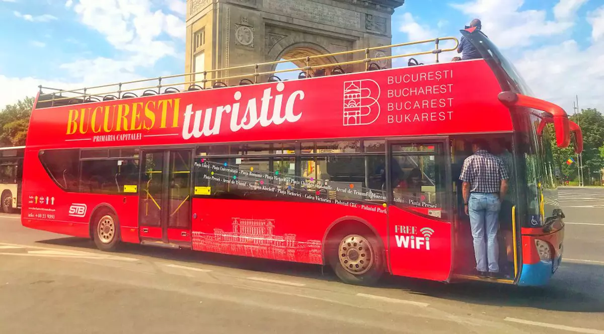 Linia turistică Bucharest City Tour s-a relansat astăzi! Patru autobuze double-decker pentru turul orașului