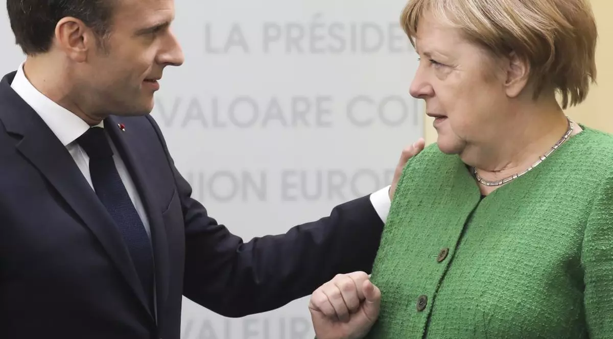 Emmanuel Macron ar susţine-o pe Angela Merkel dacă ea ar candida la conducerea Comisiei Europene