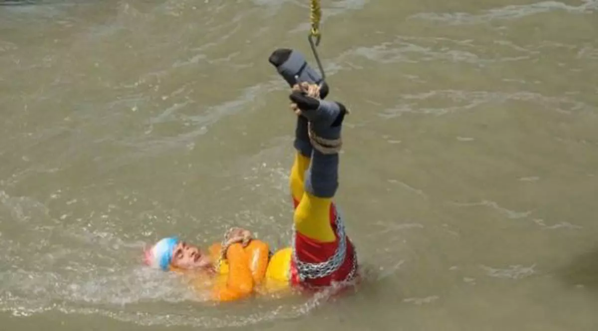 Un magician indian, care a încercat trucul celebru al lui Houdini, a dispărut în râu