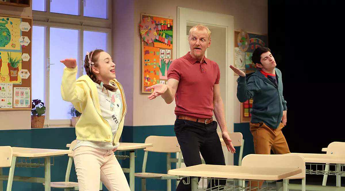 Recomandările culturale ale săptămânii. Despre școală, cu spectacolul “Class”, și o descoperim pe Yvonne Hasan, artista plină de libertatea și curiozitate