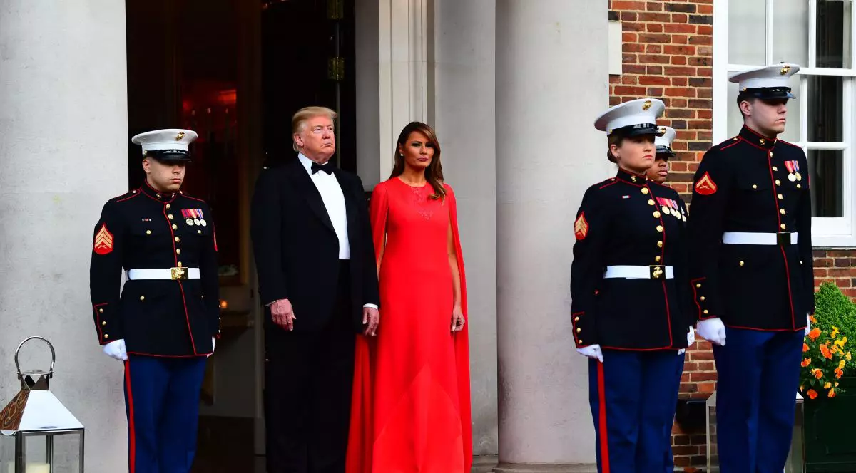 GALERIE FOTO/ Melania Trump a făcut senzație la Londra într-o rochie roșie de peste 7.000 de dolari