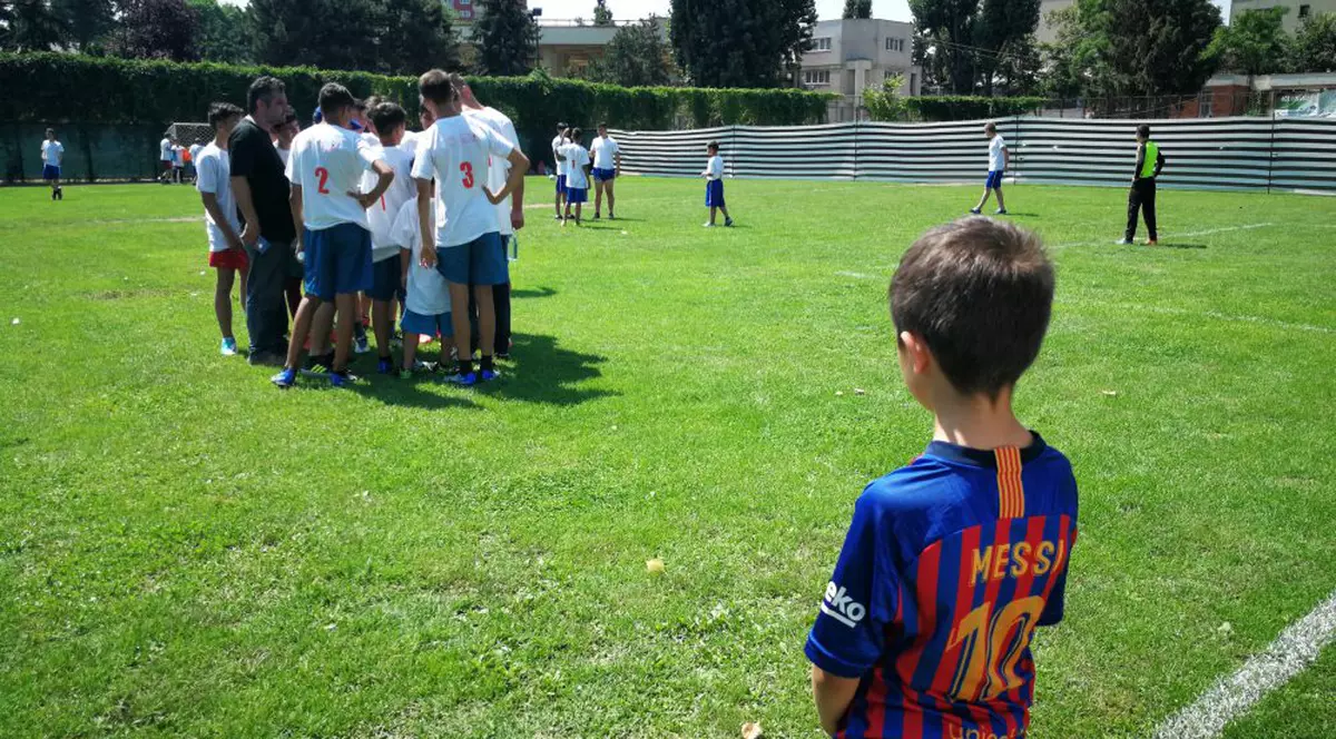 Fotbal și prăjituri. Ionel Ganea a dat startul la Cupa Șansa Ta, pentru copii din centrele de plasament
