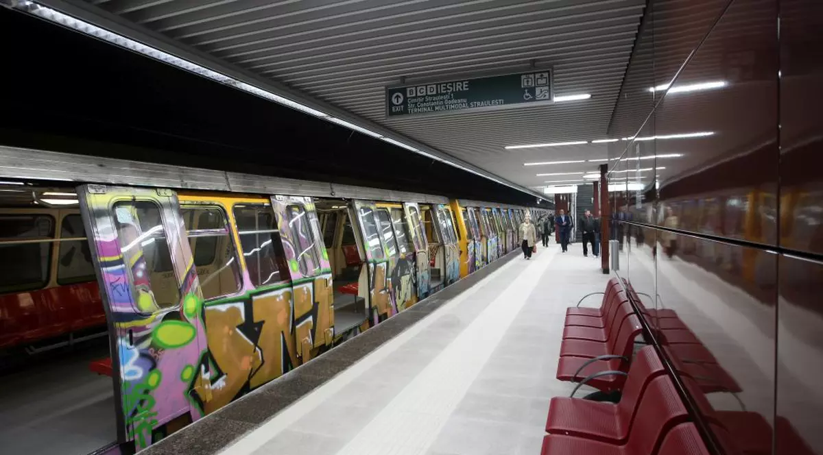 UPDATE/ Incident grav la stația de metrou 1 Mai. O bucată de plafon a căzut și a fost proiectată pe peron