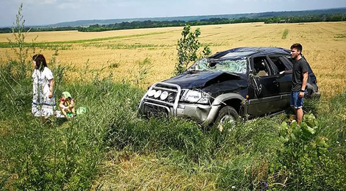 Mașină cu o familie de moldoveni răsturnată pe câmp, aproape de Vama Albița