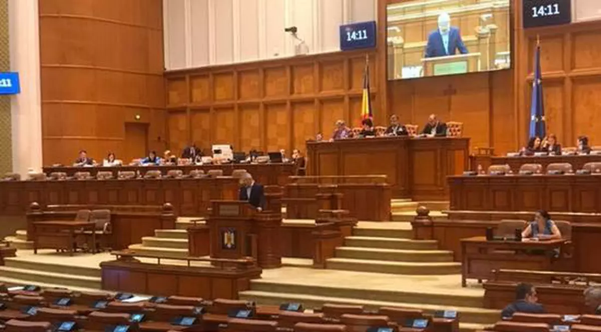 Moţiunea de cenzură a fost citită într-un Parlament aproape gol. Votul se dă marți