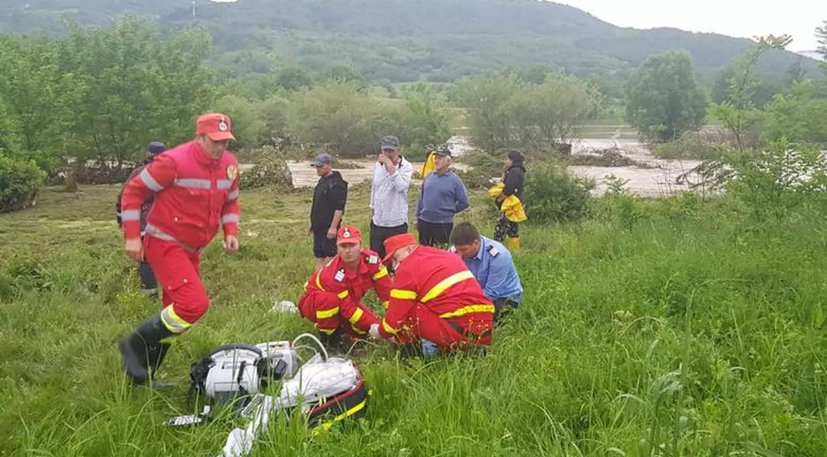 UPDATE/ Trei copii au murit după ce casa le-a fost luată de viitură în Prahova. Un altul este încă dat dispărut