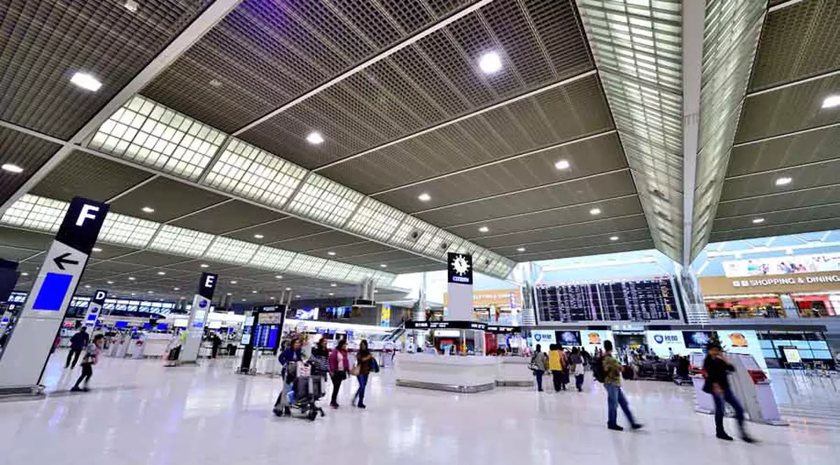 UK: Aeroporturile trebuie să găsească alternative pentru a opri consumul de plastic