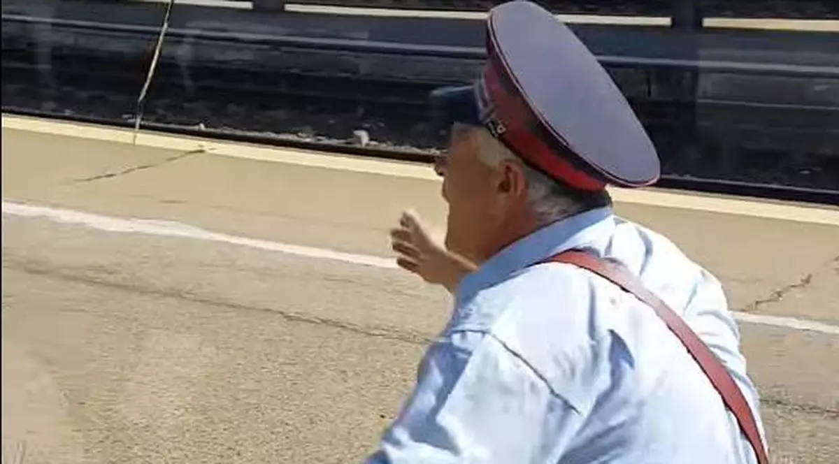 Scene comice în Gara de Nord. "Nașul" trenului București-Târgoviște, uitat pe peron