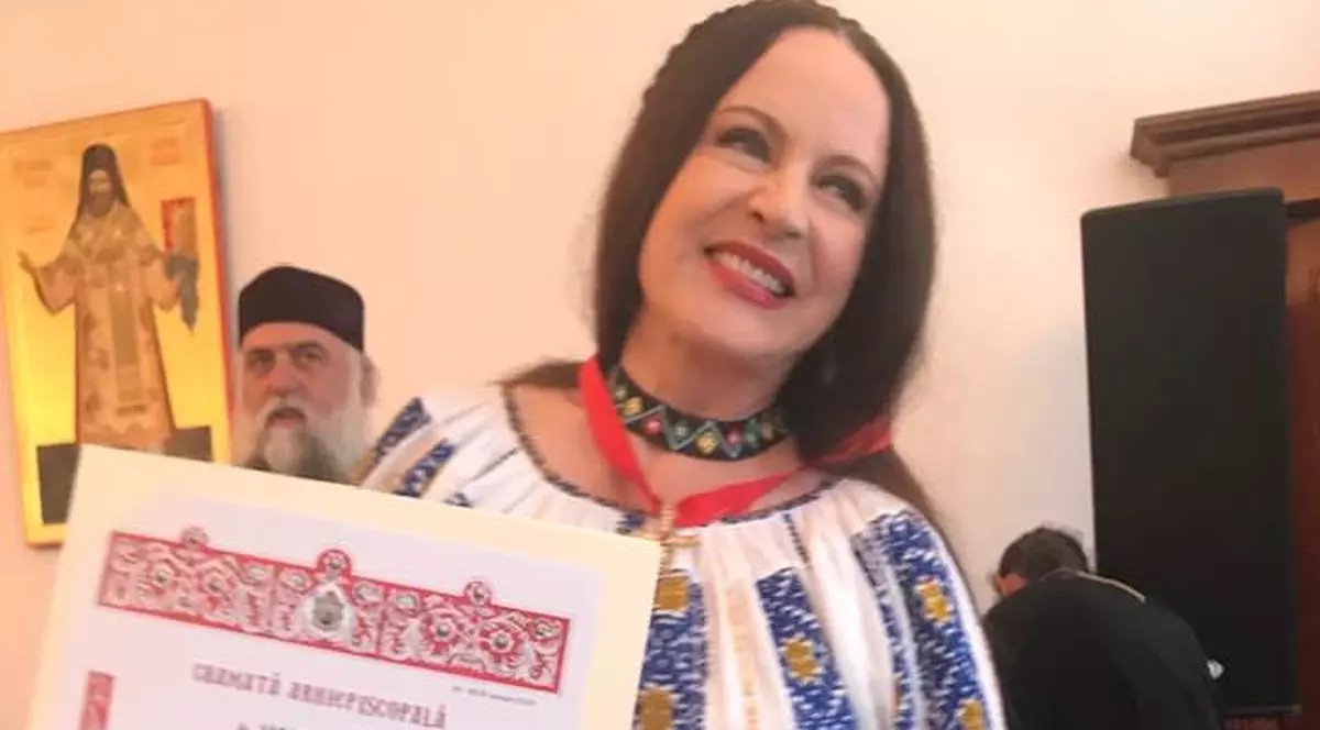 Maria Dragomiroiu, decorată de biserică! Cântăreața de muzică populară a primit Crucea Râmnicului de la arhiepiscopia din orașul natal