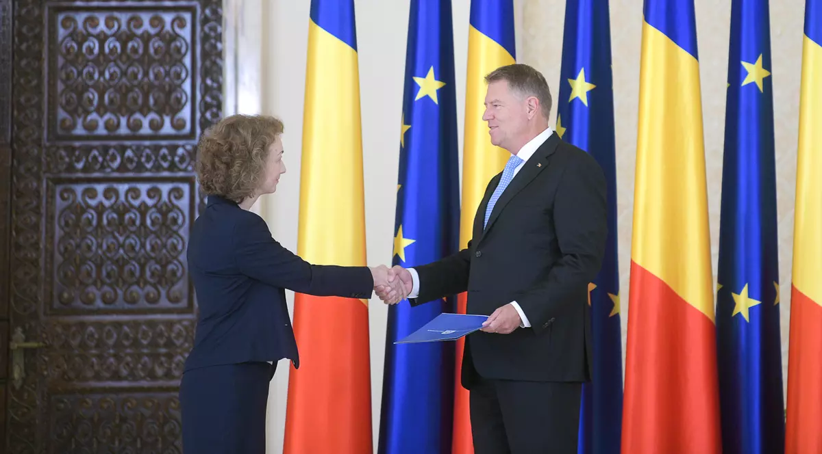 Simina Tănăsescu a depus jurământul de învestire în funcţia de judecător al CCR, la Palatul Cotroceni. Iohannis: "Vă urez succes. E important pentru noi!"