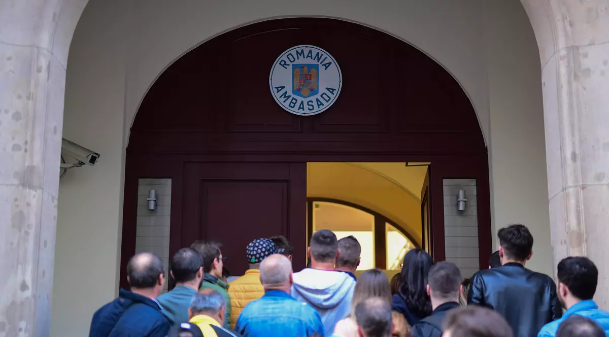 Români care la coadă pentru a vota, la sediul unei ambasade (Foto: epa)