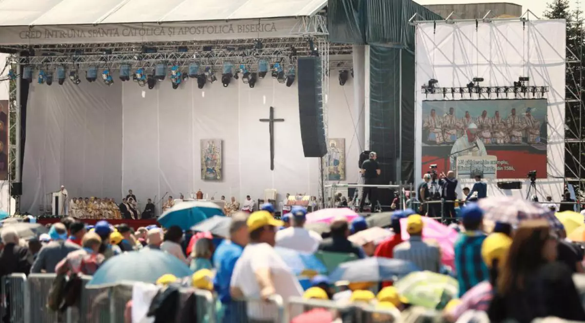 VIDEO | "Să fie de acum înainte numiți Fericiți"! Papa Francisc a beatificat șapte episcopi martiri. Momente sacre la Blaj, în ultima zi a vizitei Suveranului în România
