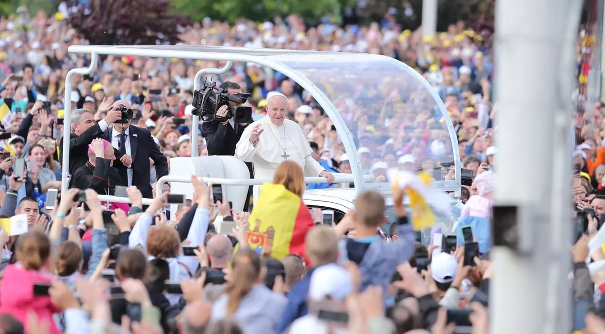 Un episcop a dezvăluit ce l-a impresionat pe Papa Francisc în timpul vizitei la Iași