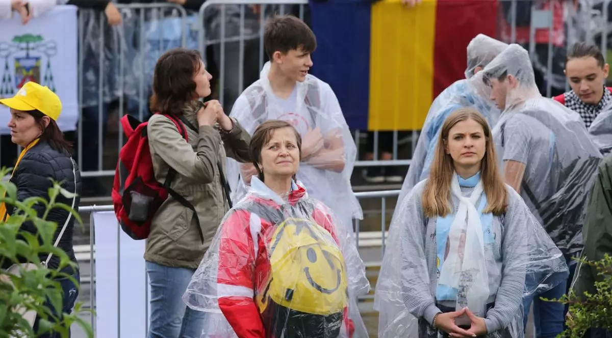 VIDEO | Cum l-au așteptat credincioșii din Iași pe Papa Francisc: „De-abia aștept să fac un selfie cu el”