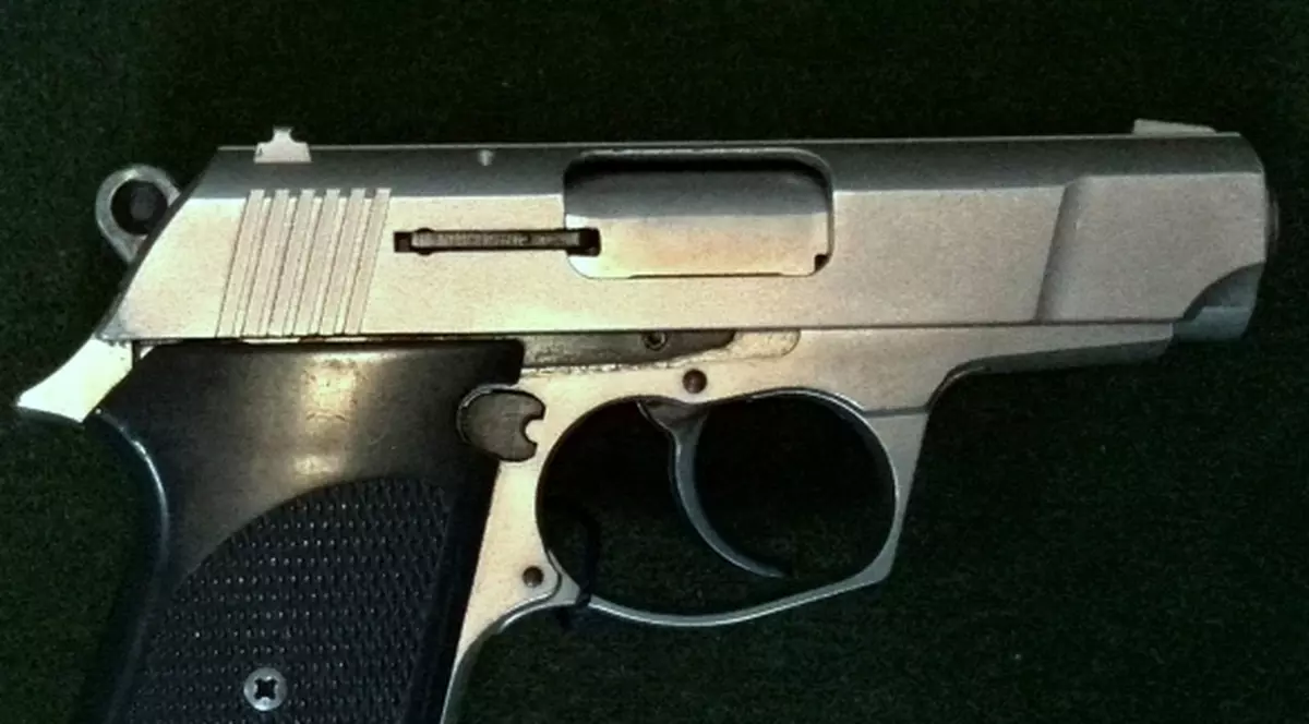 Un șofer a tras cu pistolul spre un polițist și un jandarm