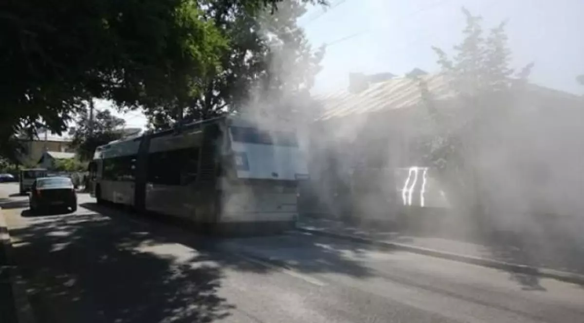 Un troleibuz a luat foc în mers pe o stradă din Ploiești
