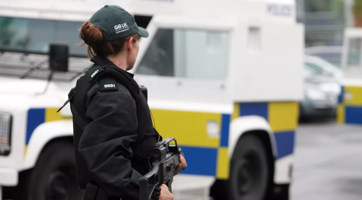 Un băiat de 12 ani a atacat cu cuțitul un cuplu de gay în Liverpool