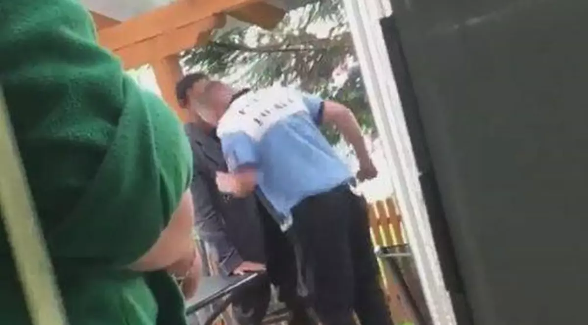 Polițist local din Timiș, filmat în timp ce lovește un cerșetor cu capul în gură