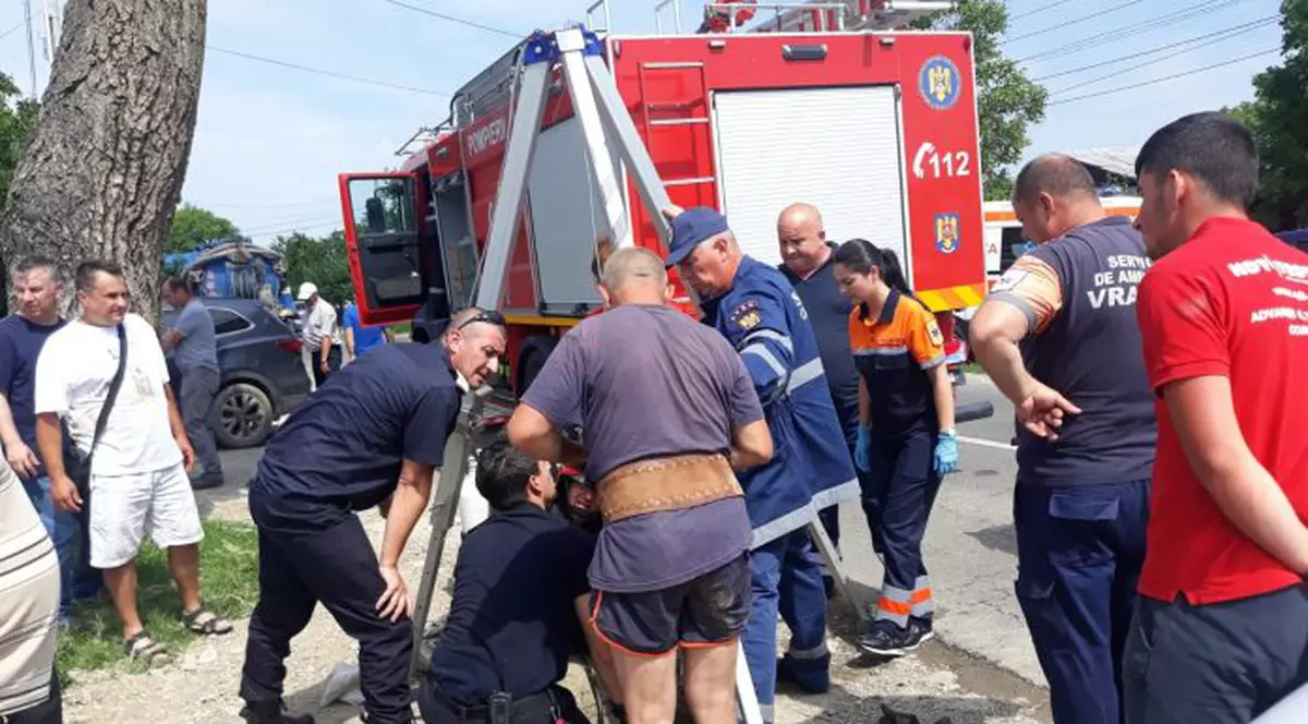 Un bărbat a căzut într-un canal descoperit, în Odobești și a fost preluat de pompieri în stare de inconștiență. Gura de can se află chiar pe marginea