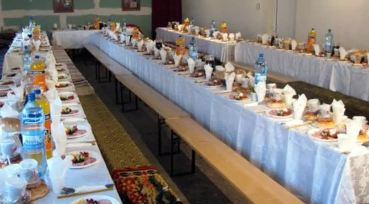 48 de persoane s-au intoxicat după ce au mâncat produse alterate la un parastas