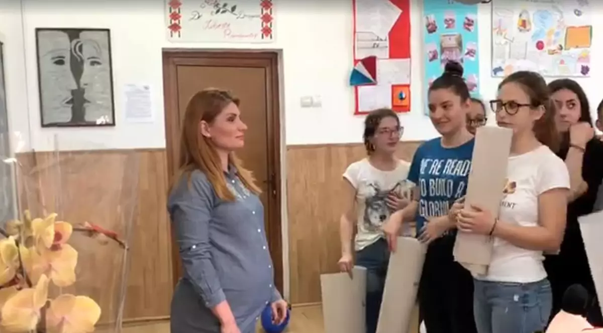 Primirea emoționantă organizată de elevi pentru o profesoară din Vâlcea, în ultima zi de curs