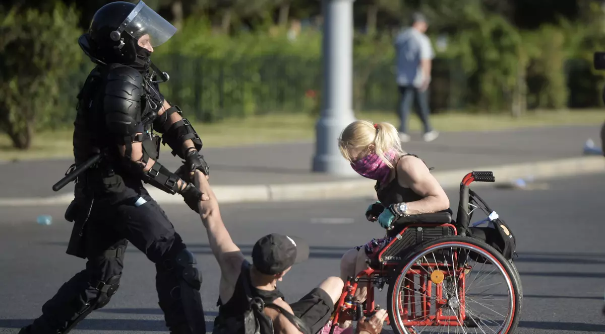 Proiectul semnat de Carmen Dan şi Florin Iordache, care dă puteri sporite poliţiştilor, a fost votat de Parlament. Opoziţia anunţă că va ataca legea la CCR