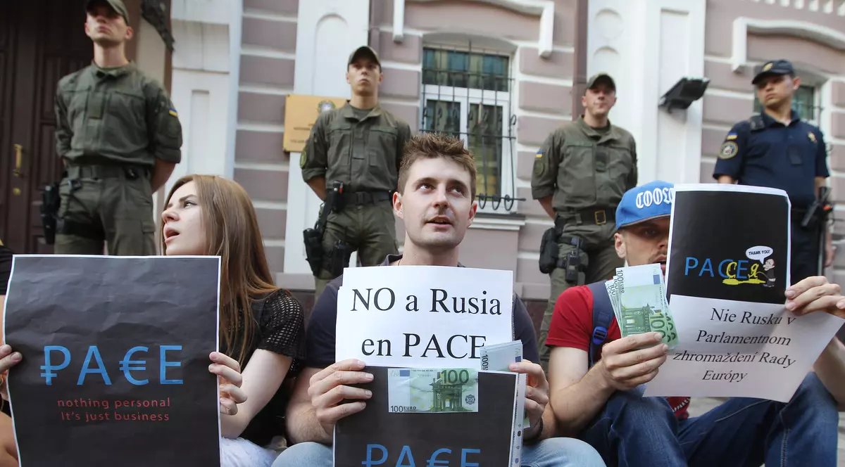Rusia e reprimită în Europa drepturilor omului și a democrației, deși le calcă în picioare pe amândouă