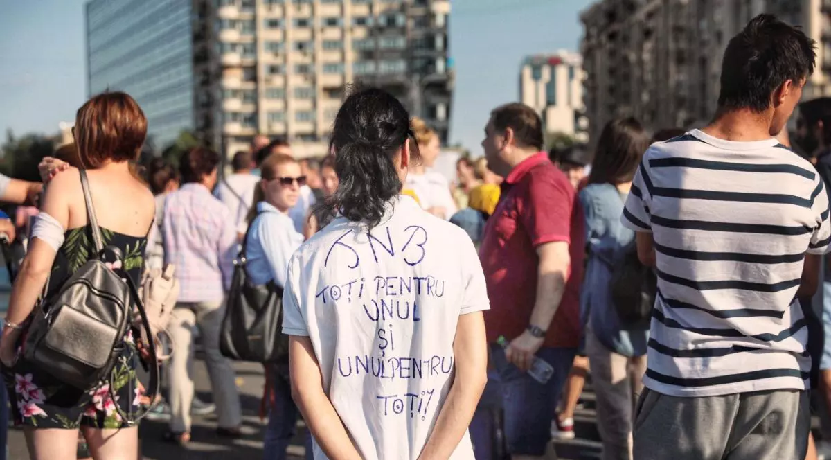 Protest al artiștilor în Piața Victoriei. Sute de oameni condamnă concedierile masive din teatre. Mihai Călin: „Va fi jale din septembrie încolo. Sunt spectacole care nu se pot juca” | FOTO/VIDEO