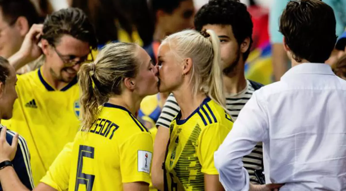 Poveste de iubire în fotbal. Suedeza Eriksson și daneza Harder s-au sărutat pe teren. Au sărbătorit calificarea Suediei în ”sferturile” Cupei Mondiale