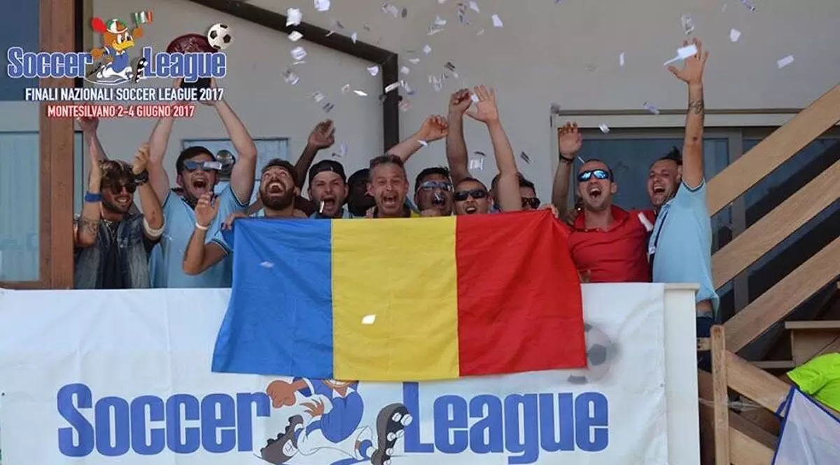 Naționala de tineret  înconjurată de români în Italia