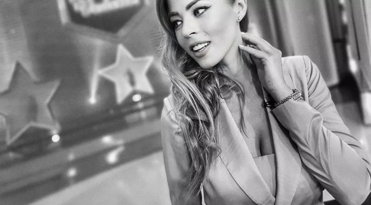 Roxana Nemeș și-a scos o coastă? Artista a dat cărțile pe față