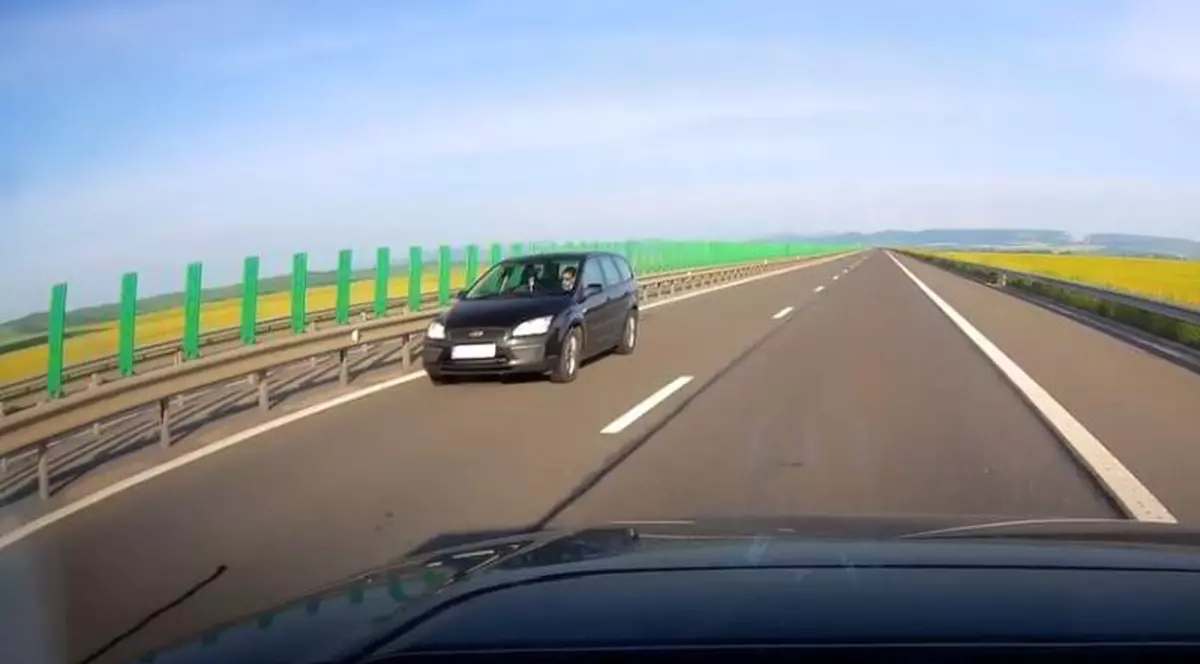 O șoferiță a fost filmată în timp ce conducea pe contrasens, pe autostrada A3. Incidentul șocant a fost surprins de un alt șofer