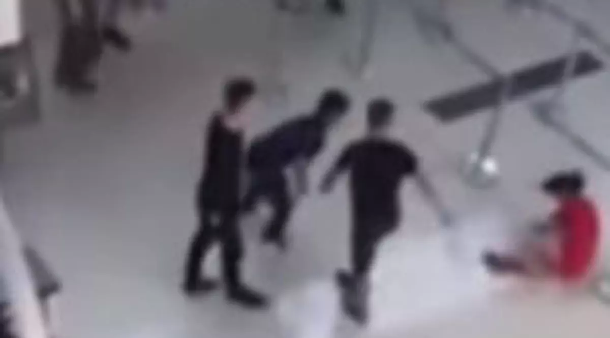 Au lovit o stewardesă în aeroport pentru că nu a vrut să facă o poză cu ei | FOTO & VIDEO