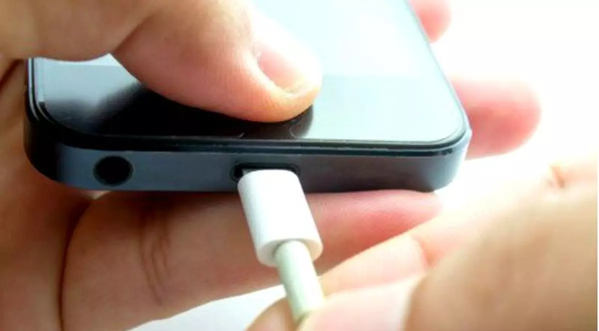 Un elev din Vaslui s-a electrocutat la școală după ce și-a băgat un încărcător de telefon în gură