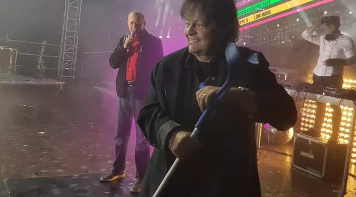 Leo Iorga a cântat între două operații! Solistul s-a reîntors acum la clinica din Germania