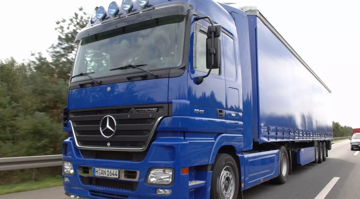 Tir răsturnat în județul Brașov. Circulația este blocată