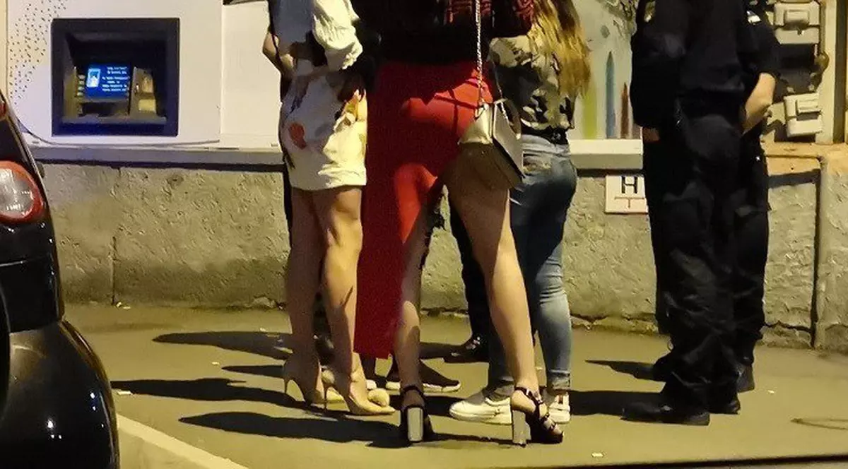 Doi travsetiți au fost bătuți într-un club de manele din Sibiu