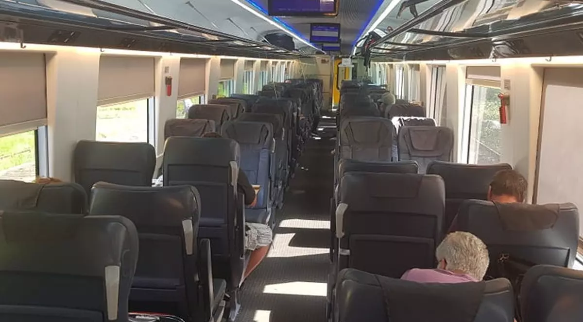 Cum s-a pregătit un român pentru o călătorie de 12 ore cu trenul. ”Mi-am luat 4 litri de apă, o baterie externă, încărcătoare și mâncare pentru 24 de ore”. Au trecut 20 de ore de când e pe drum