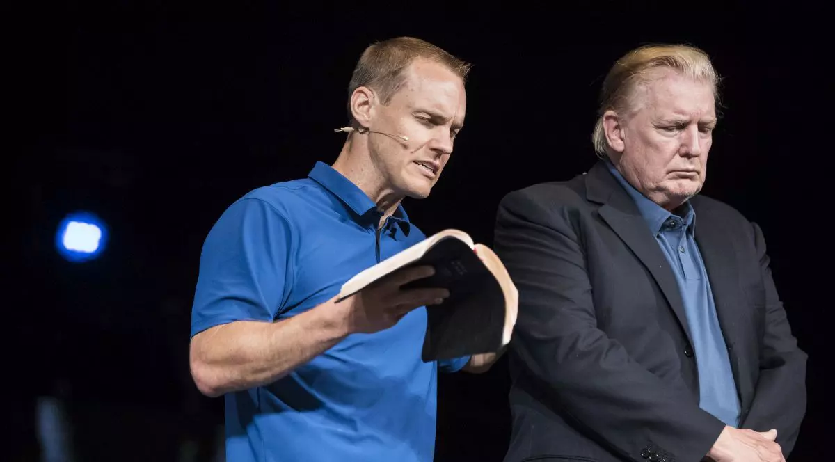 Internauții în extaz după ce Donald Trump a afișat o freză nouă înaintea vizitei din Marea Britanie