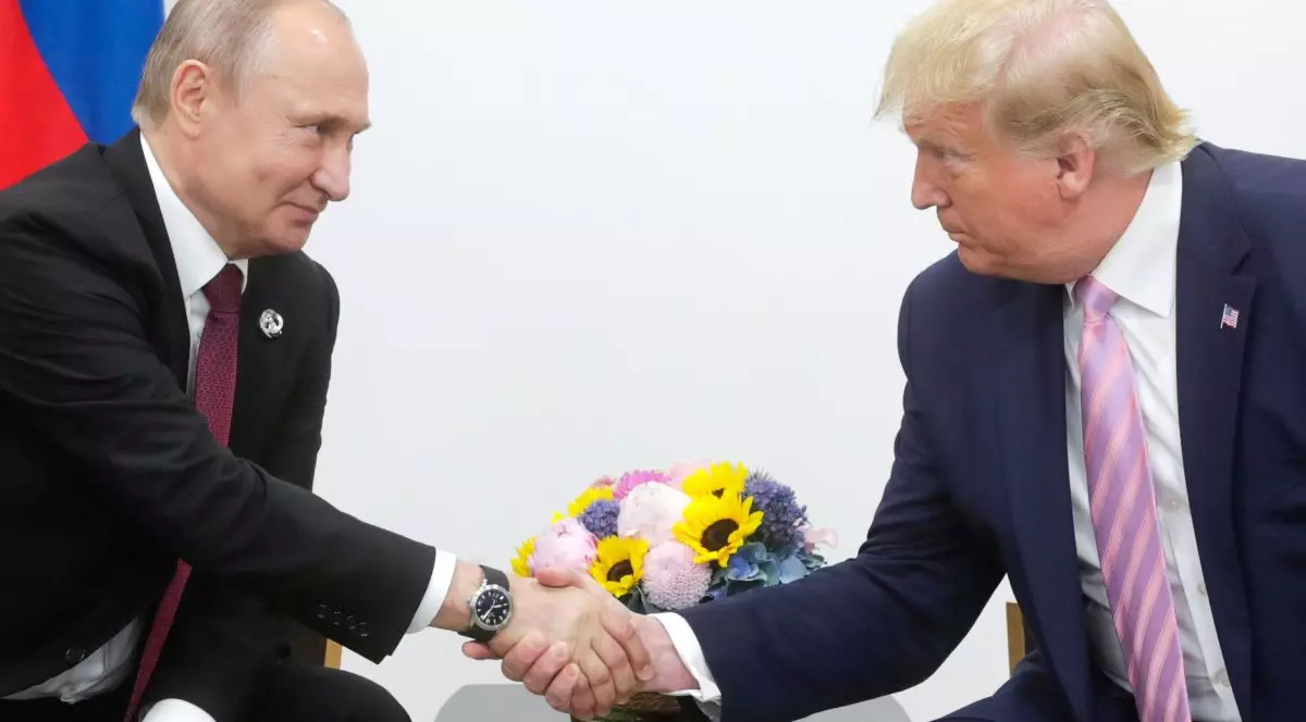Donald Trump a glumit cu Vladimir Putin: ”Nu te mai implica în alegeri, te rog”