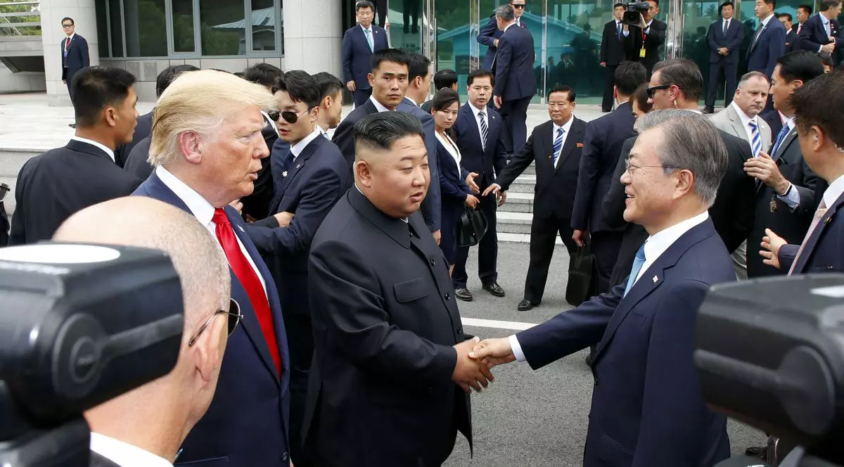 Donald Trump și Kim Jong Un s-au întâlnit la frontiera dintre Coreea de Nord și Coreea de Sud